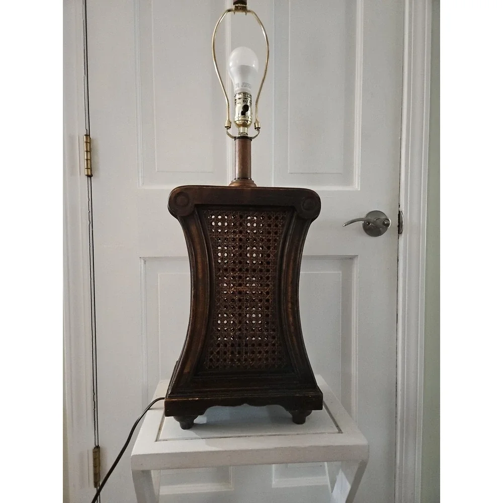 BEAUTIFUL Vintage-style Lamp With A Wooden Base And A Crane‎ Insert